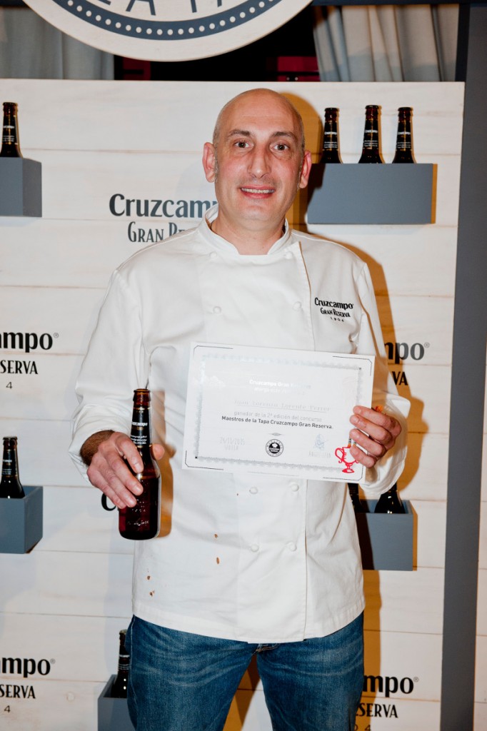 El valenciano John Lorente resultó el ganador de la competición gracias a su tapa Sandwich de Royal de cordero con salsa de chocolate y Cruzcampo Gran Reserva con pera montillada.