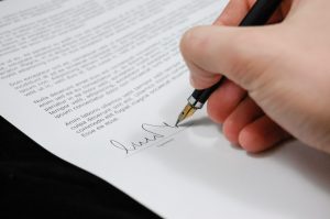 ¿Cómo funcionan los pactos de no competencia post contractual?