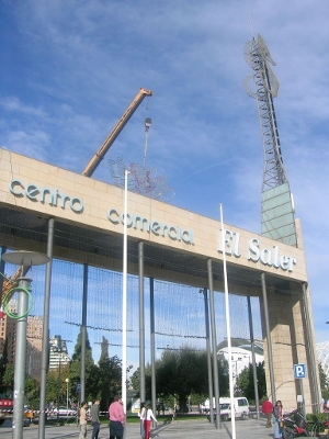 "Ya no hace falta probarse la ropa para ver cómo te queda" gracias a las nuevas tecnologías. El centro comercial El Saler -del grupo Metrovacesa- ha instalado un probador virtual.