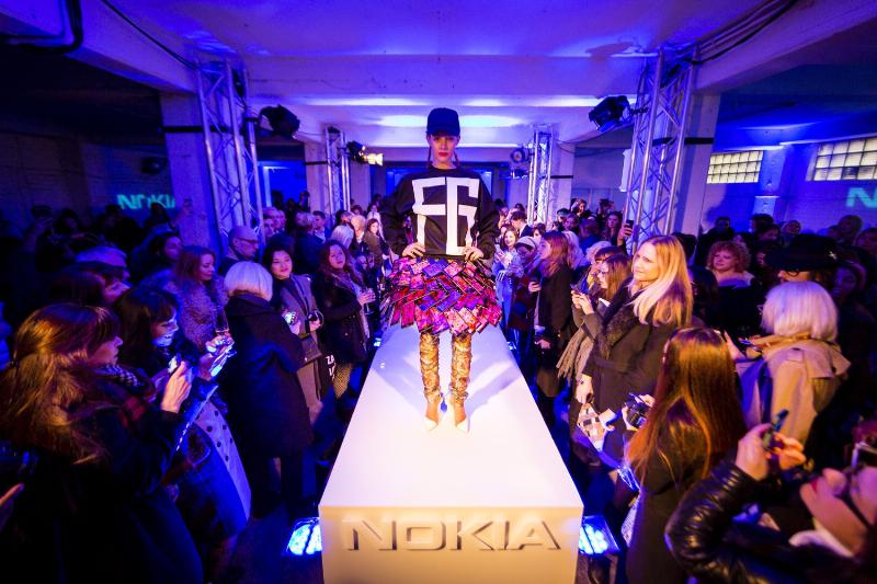 Los diseñadores Fyodor Golan combinan los smartphones de Nokia para crear una falda súper-inteligente
