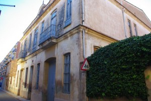El antiguo colegio Santísima Trinidad de Carpesa permanece cerrado desde hace 15 años