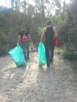 Jóvenes voluntarios colaboran en la limpieza del 'pulmón' de Valencia