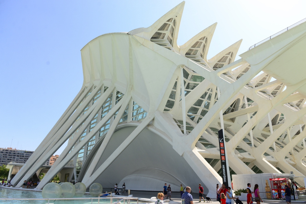 Los visitantes del Museu de les Ciències descubren cómo funcionan las ondas de sonido en los arcos comunicantes