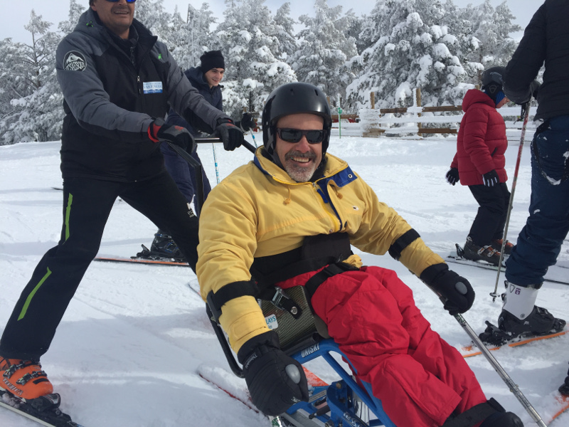 La Diputació de València promociona la práctica del esquí adaptado para personas con diversidad funcional