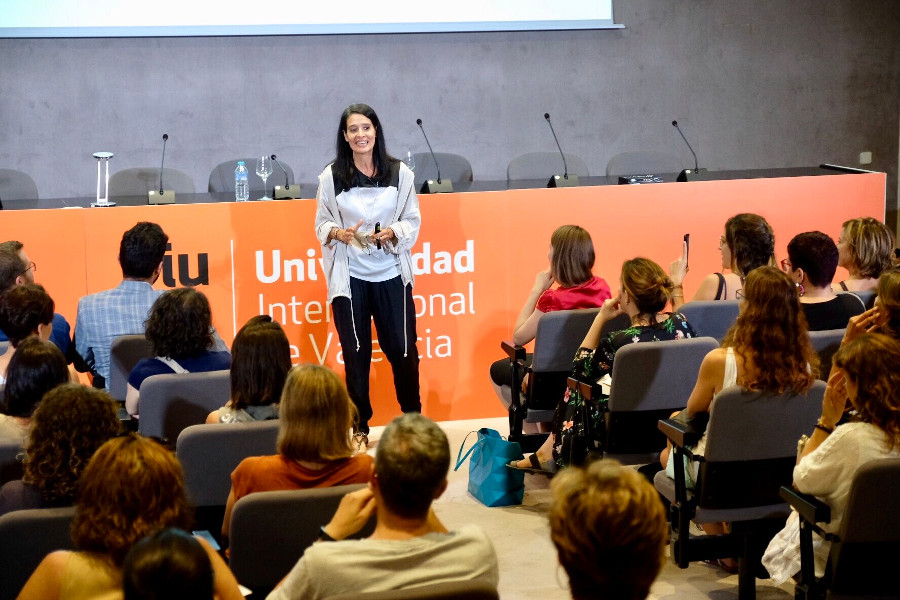 Mar Romera: “Estamos asfixiando a nuestros niños con los deberes”