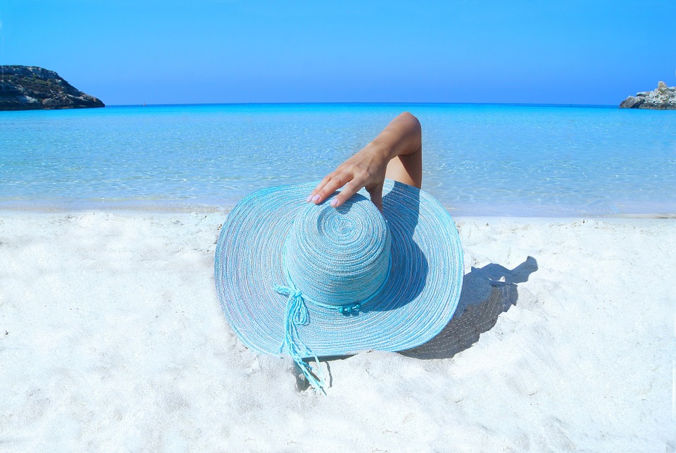 Tumbarse a la bartola en una playa no es bueno para la salud