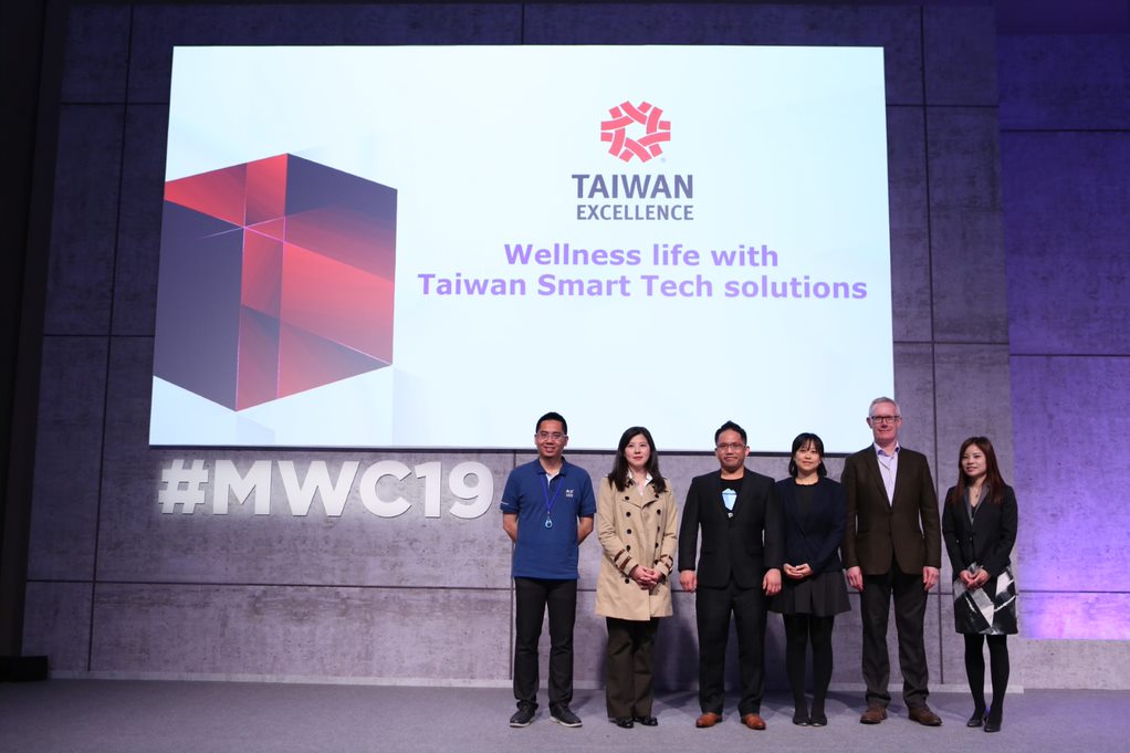 En la foto Ian Chen, CEO of STARWING; Kate Wu, Strategic Marketing Manager of TAITRA; Lewis Chang, Manager of HTC DeepQ; Rosa Liu, IEI Group Senior Account Manager; Mark Basham, Edgecore Networks Vice President Business Development and Marketing, EMEA; y Francis Tseng, TAITRA PR manager.