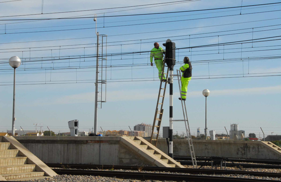 FGV amplía los trabajos de mantenimiento de línea área de la red de Metrovalencia