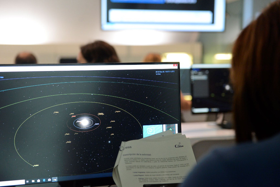Docentes asisten en el Museu de les Ciències al curso 'Cómo usar un telescopio en el centro educativo'