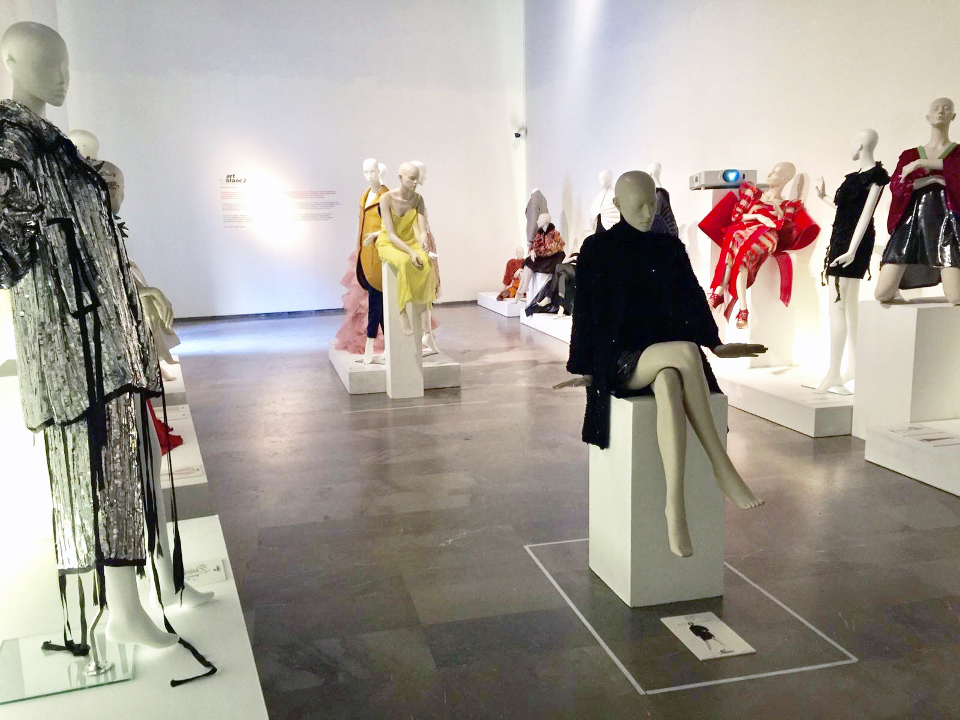 La exposición 'Artenblanc' une diseño y costura valenciana en el Centre del Carme