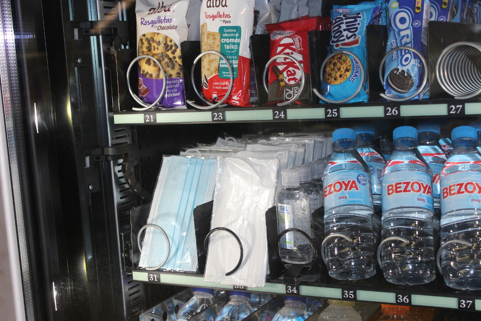 Las principales estaciones de Metrovalencia y TRAM d'Alacant ofrecen en sus máquinas de 'vending' mascarillas y gel hidroalcohólico
