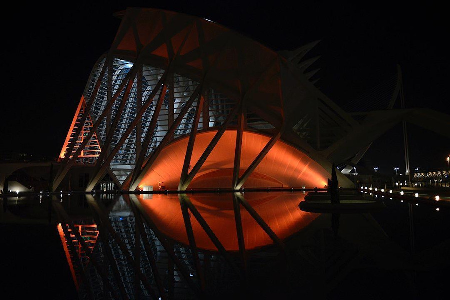 La Ciutat de les Arts i les Ciències se ilumina de naranja para apoyar al Valencia Basket