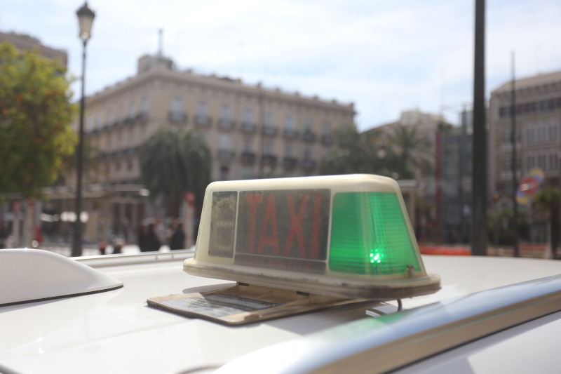 Movilidad propone un plan al sector del taxi para modernizar y profesionalizar el servicio