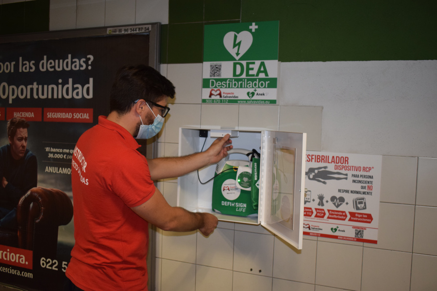 La Generalitat ha iniciado la instalación de desfibriladores semiautomáticos en las principales estaciones de Metrovalencia. La semana que viene comenzarán los mismos trabajos en TRAM d'Alacant con el objeto de que, para finales de mes, estén operativos en ambas redes de Ferrocarrils de la Generalitat Valenciana (FGV).