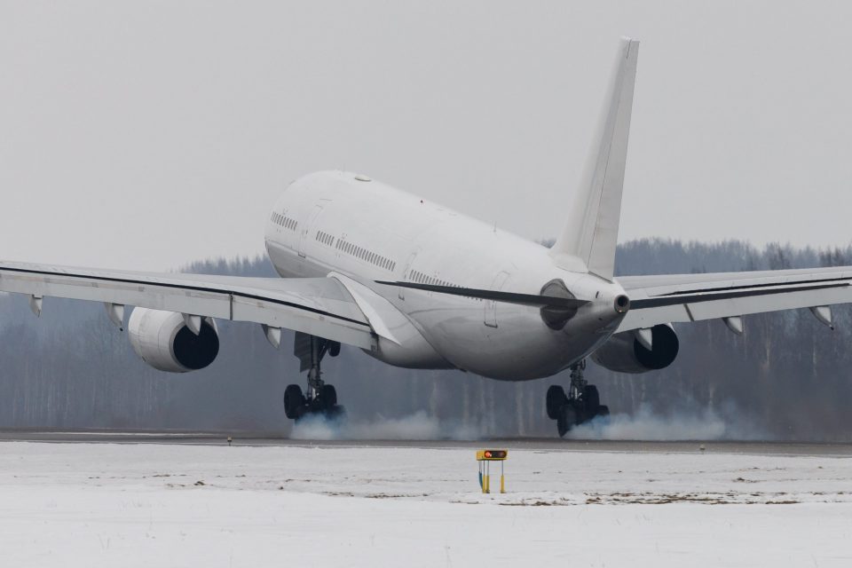 Decenas de vuelos se han visto cancelados a raíz del temporal Filomena: ¿cómo se recupera el dinero de los billetes de avión o tren ya comprados?