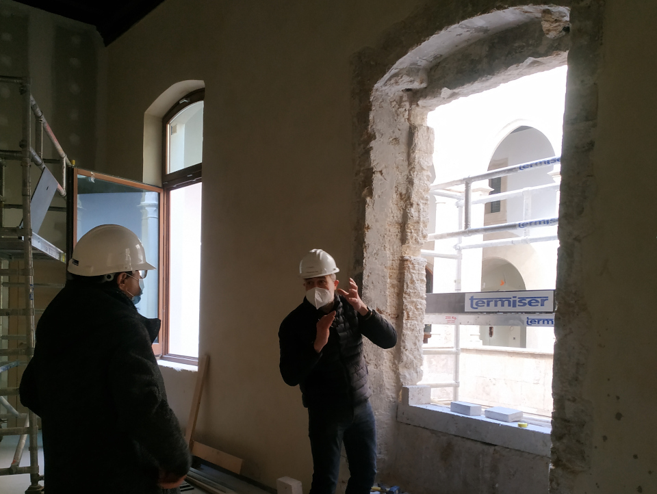 Las obras de rehabilitación del Palau del Almirall sacan a la luz dos ventanas góticas, una de ellas una 'coronella' del siglo XIV