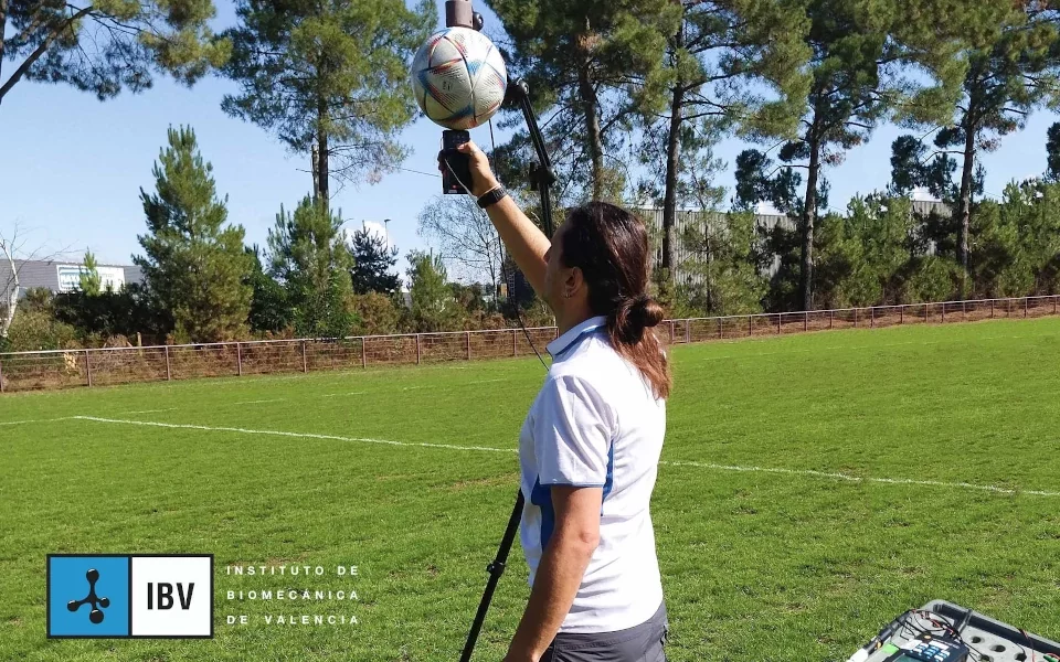 IBV realizando el ensayo de bote vertical, según el método 1 del Programa FIFA para campos de hierba natural