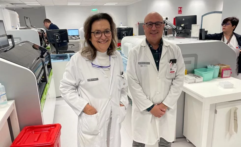 Maria Salinas jefa laboratorio y Mauricio Mínguez reumatólogo Sant Joan en laboratorio